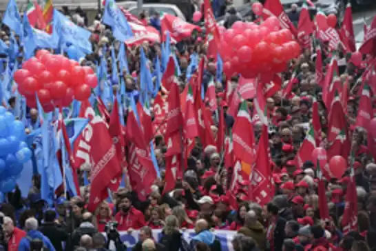 Yüzbinlerce İtalyan işçi, Meloni'nin politikalarına karşı genel grev düzenledi