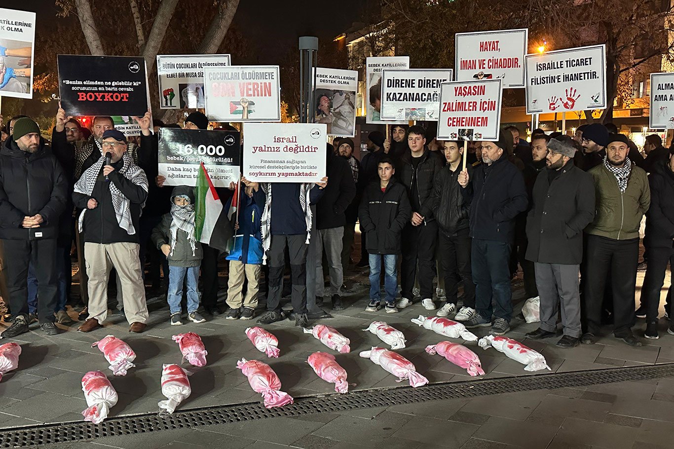 Konya'da işgal rejimine desteğini açıklayan firma önünde protesto eylemi