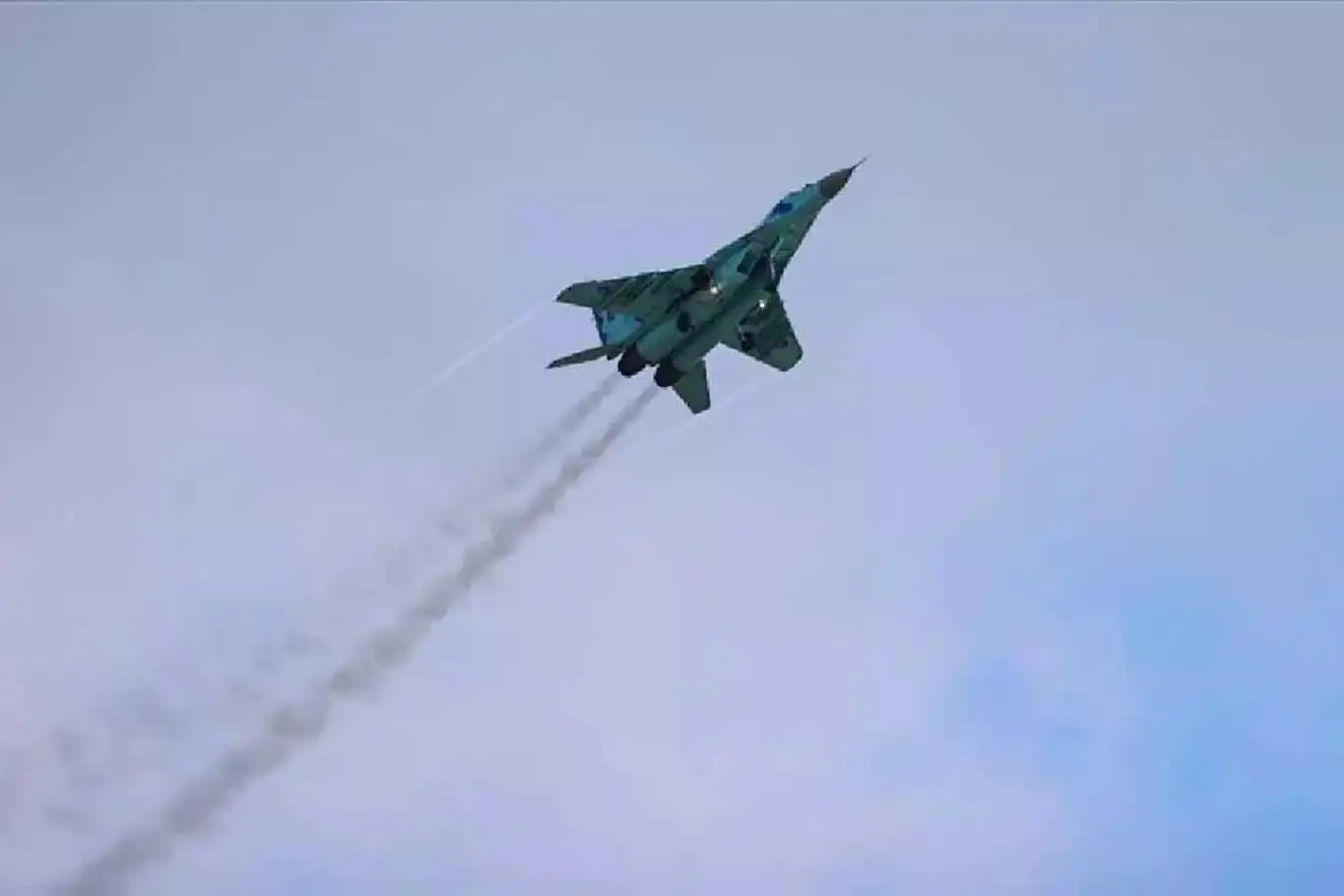 Hindistan'da savaş uçağı düştü Hindistan'da savaş uçağı düştü
