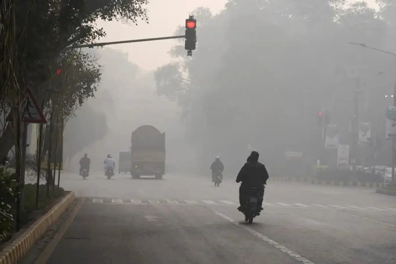 Lahore schools closed amidst record-breaking air pollution