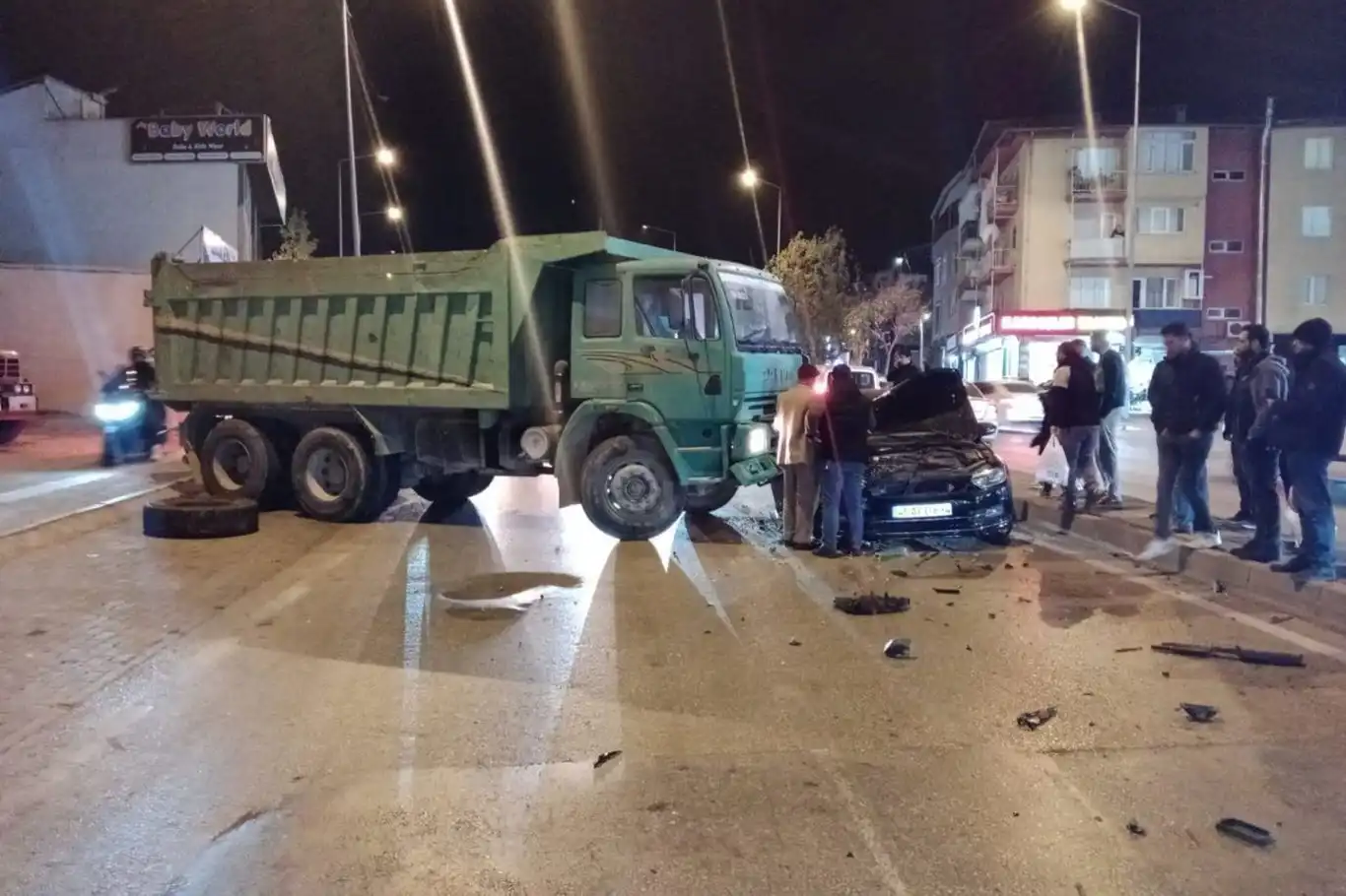 Bursa'da kamyon otomobili sürükledi: Bir yaralı