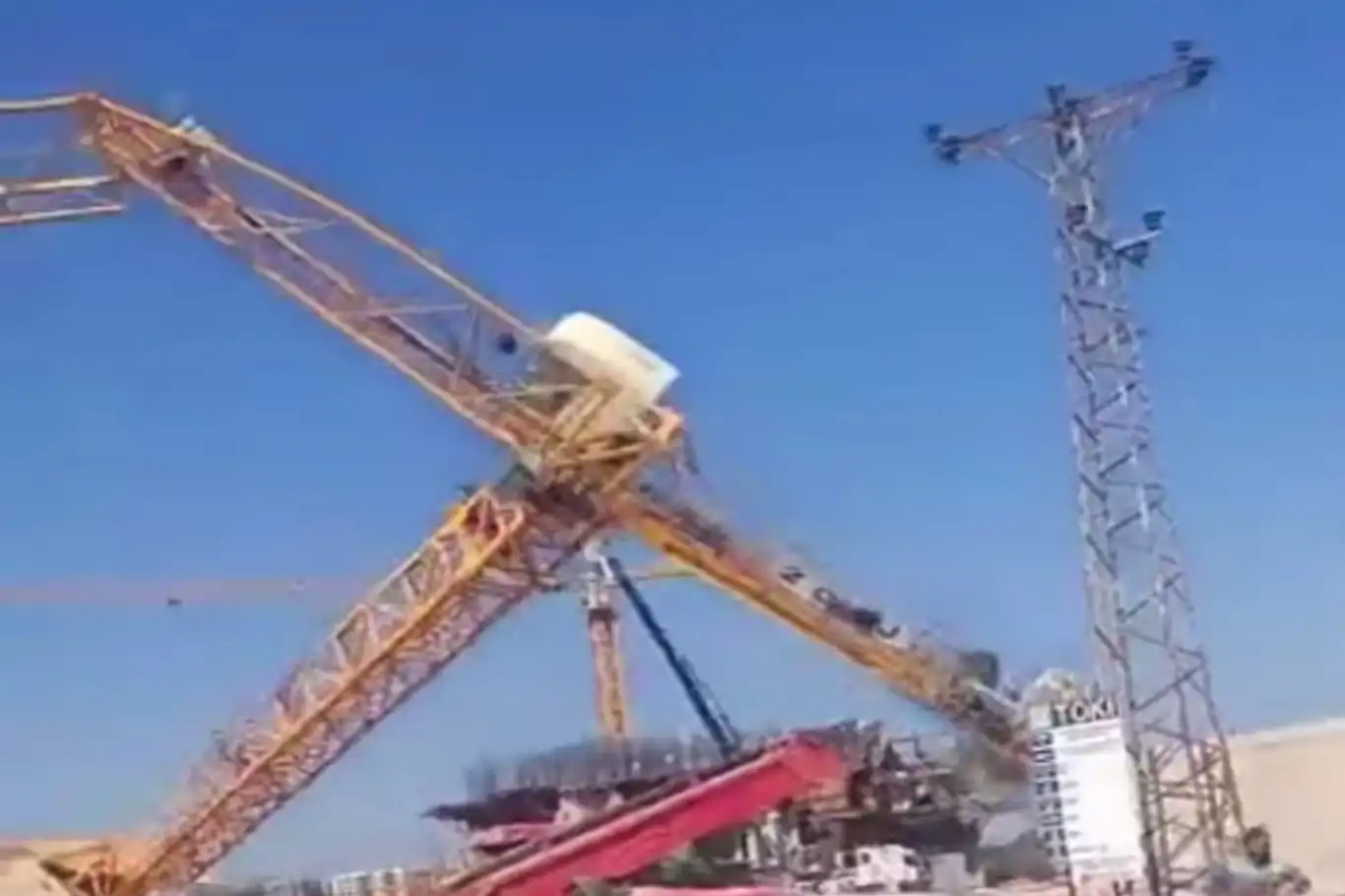 Adana'da devrilen kule vinçin operatörü hayatını kaybetti Adana'da devrilen kule vinçin operatörü hayatını kaybetti