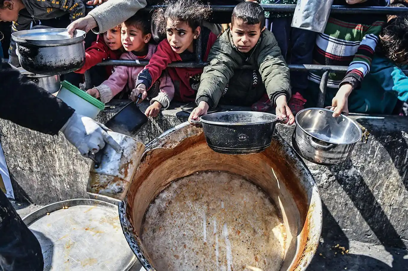 Gazze'nin kuzeyinde Filistinli siviller açlıktan ölüyor