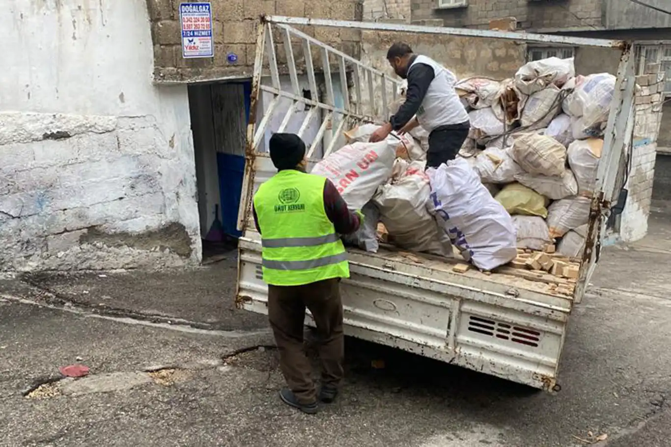 Umut Kervanı'ndan yakacak yardımı  