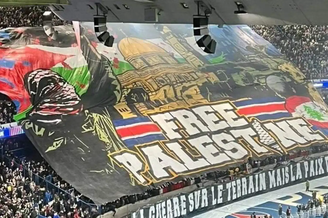 جماهير باريس سان جيرمان الفرنسي ترفع "تيفو" تضامناً مع غزة ولبنان خلال مباراة في دوري أبطال أوروبا