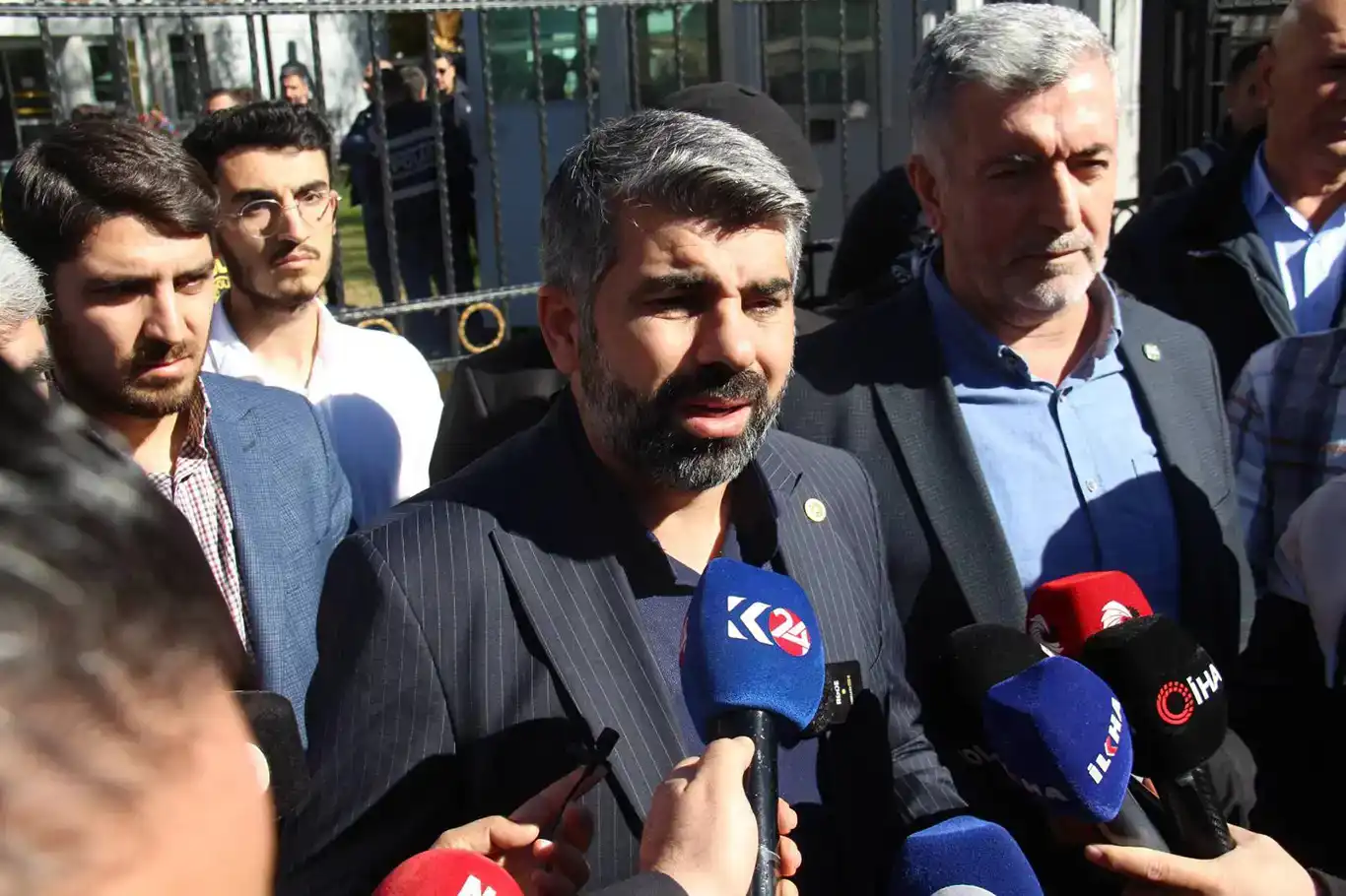 Parlamenterê HUDA PARê Dînç ku beşdarî rûniştina Narîn Guran bû daxuyanî da