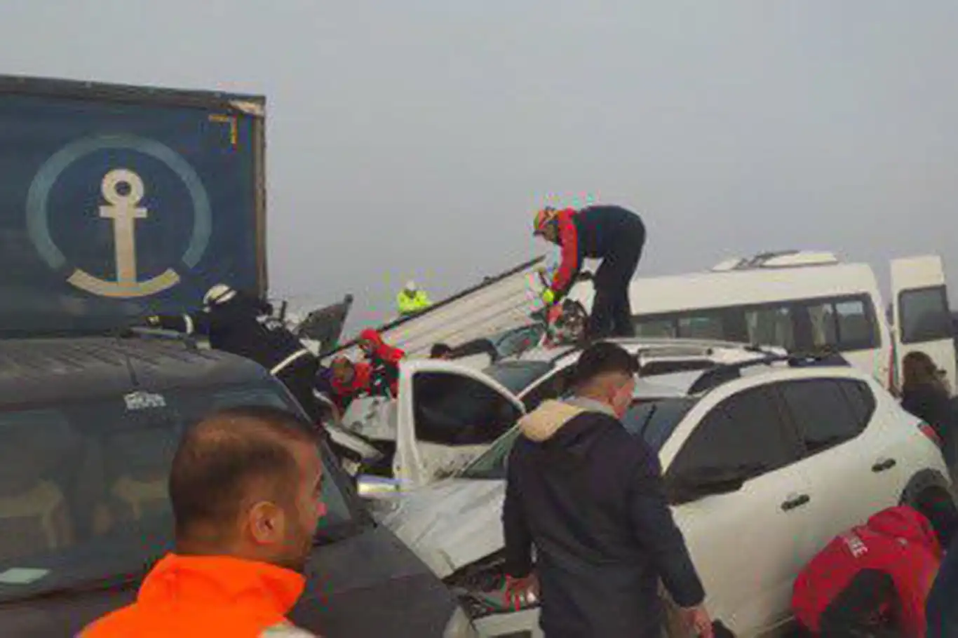 Van'da zincirleme kaza: Ölü ve yaralılar var Van'da zincirleme kaza: Ölü ve yaralılar var
