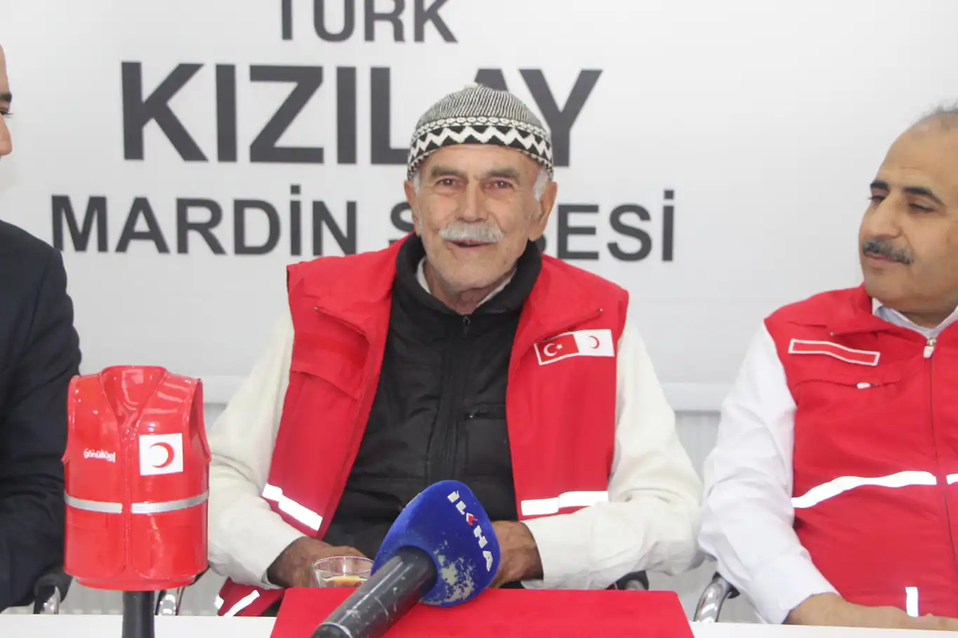 İlerleyen yaşına rağmen diktiği fidanlarla küçük bir orman oluşturdu