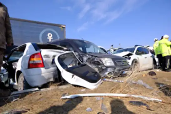 Van'daki zincirleme kazada bir kişi hayatını kaybederken, 51 kişi yaralandı