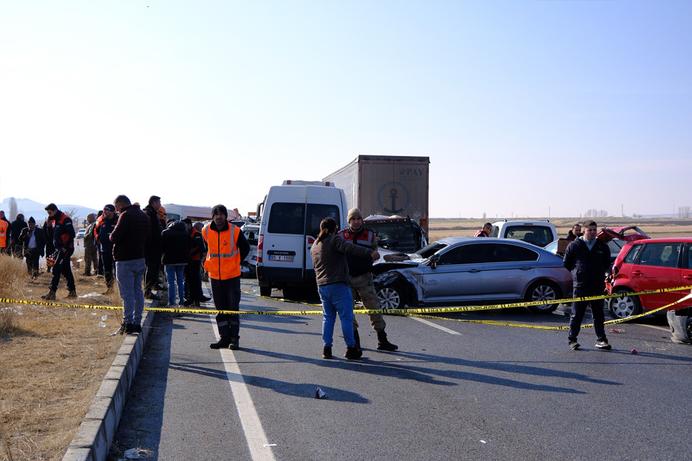 Van’da onlarca aracın karıştığı zincirleme trafik kazası kameralara yansıdı Van’da onlarca aracın karıştığı zincirleme trafik kazası kameralara yansıdı