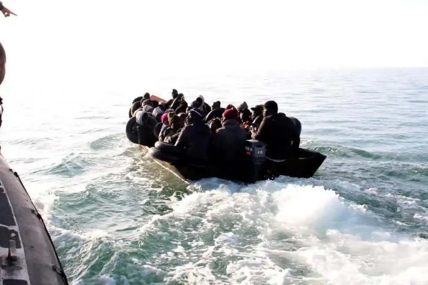 Tunus açıklarında içinde 44 kişinin bulunduğu bir tekne battı Tunus açıklarında içinde 44 kişinin bulunduğu bir tekne battı
