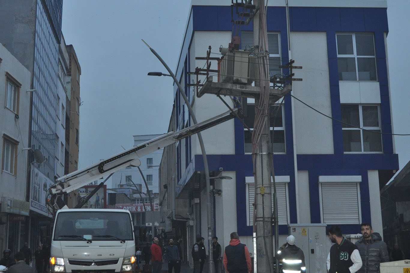 Batman'da uzun süren elektrik kesintileri esnafı iş yapamaz hale getirdi