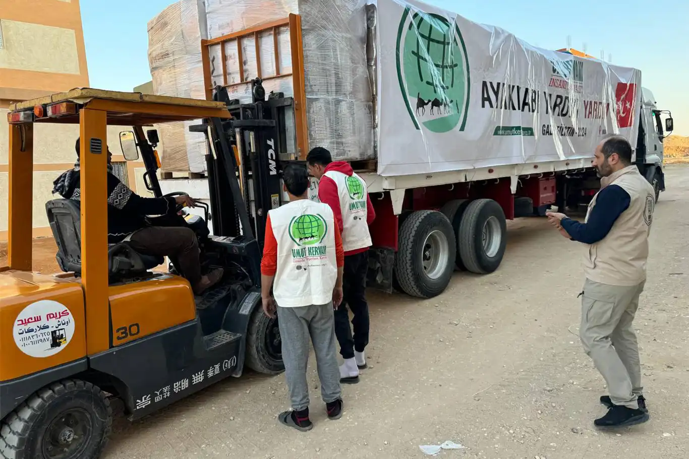 Umut Kervanı'ndan Gazze'ye on binlerce ayakkabı yardımı