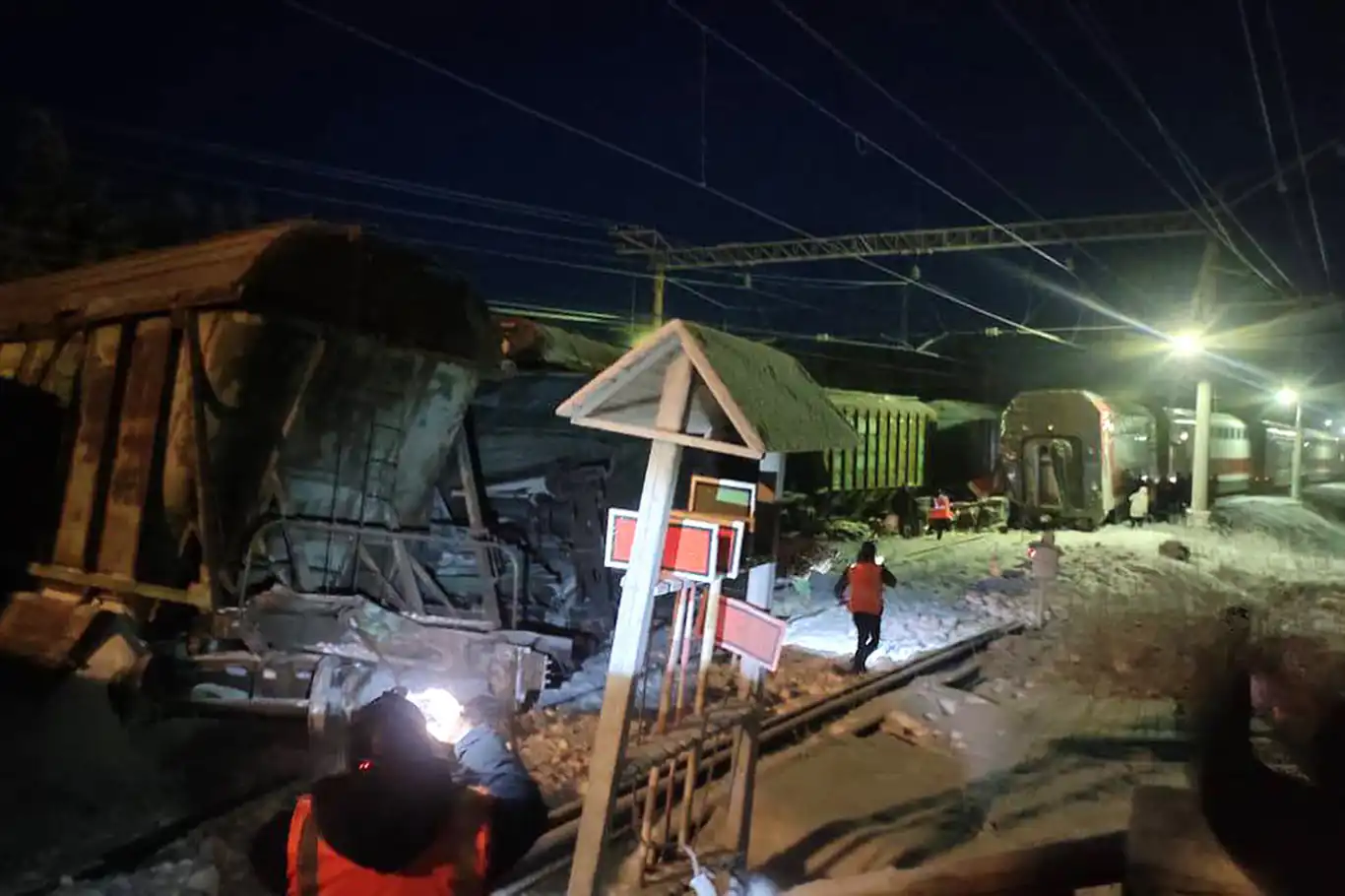 Rusya'da yük treni ile yolcu treni çarpıştı