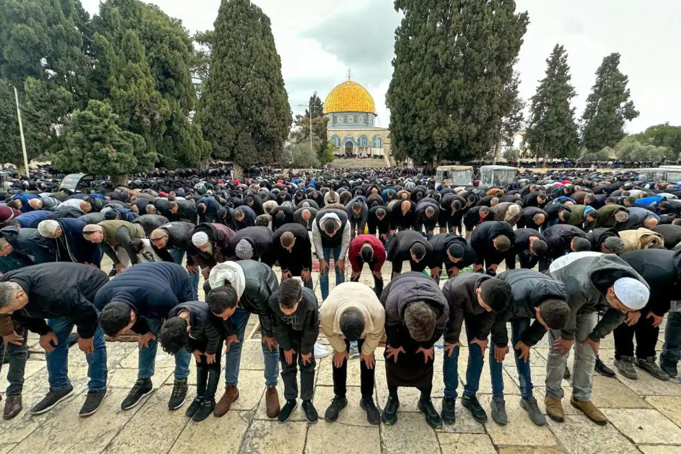 35,000 Palestinian Muslims attend Friday prayer at the Aqsa Mosque in Jerusalem