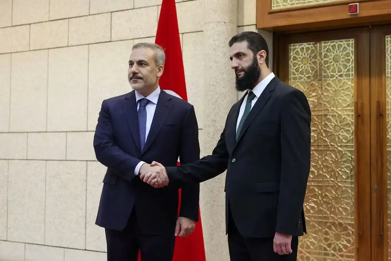 وزير الخارجية التركي فيدان يلتقي أحمد الشرع في دمشق وزير الخارجية التركي فيدان يلتقي أحمد الشرع في دمشق
