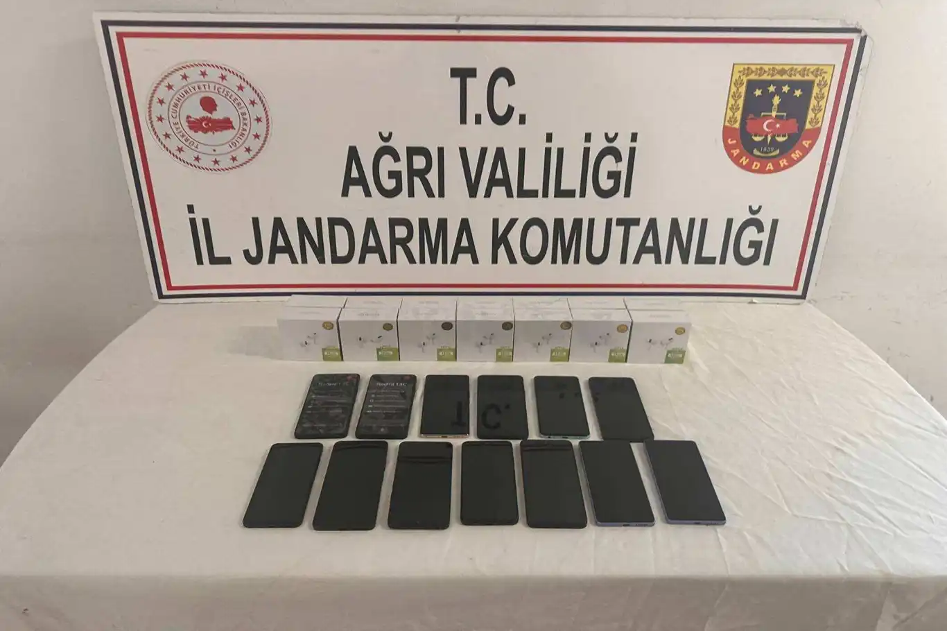 Ağrı'da jandarma ekipleri kaçak cep telefonu ve kulaklık ele geçirdi