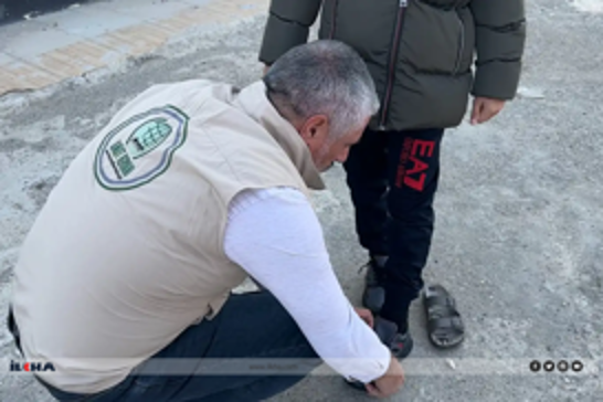 Karwana Hêvîyê ji zarokên li dibistanê gundan re alîkarîya zivistanê kir