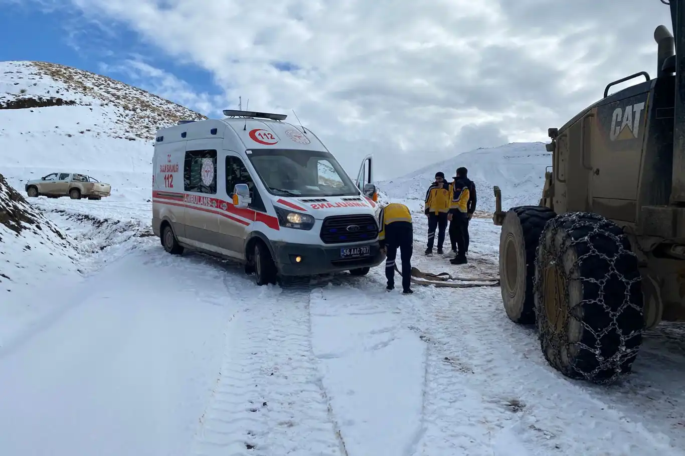 Siirt'te kar nedeniyle yolda mahsur kalan ambulans kurtarıldı