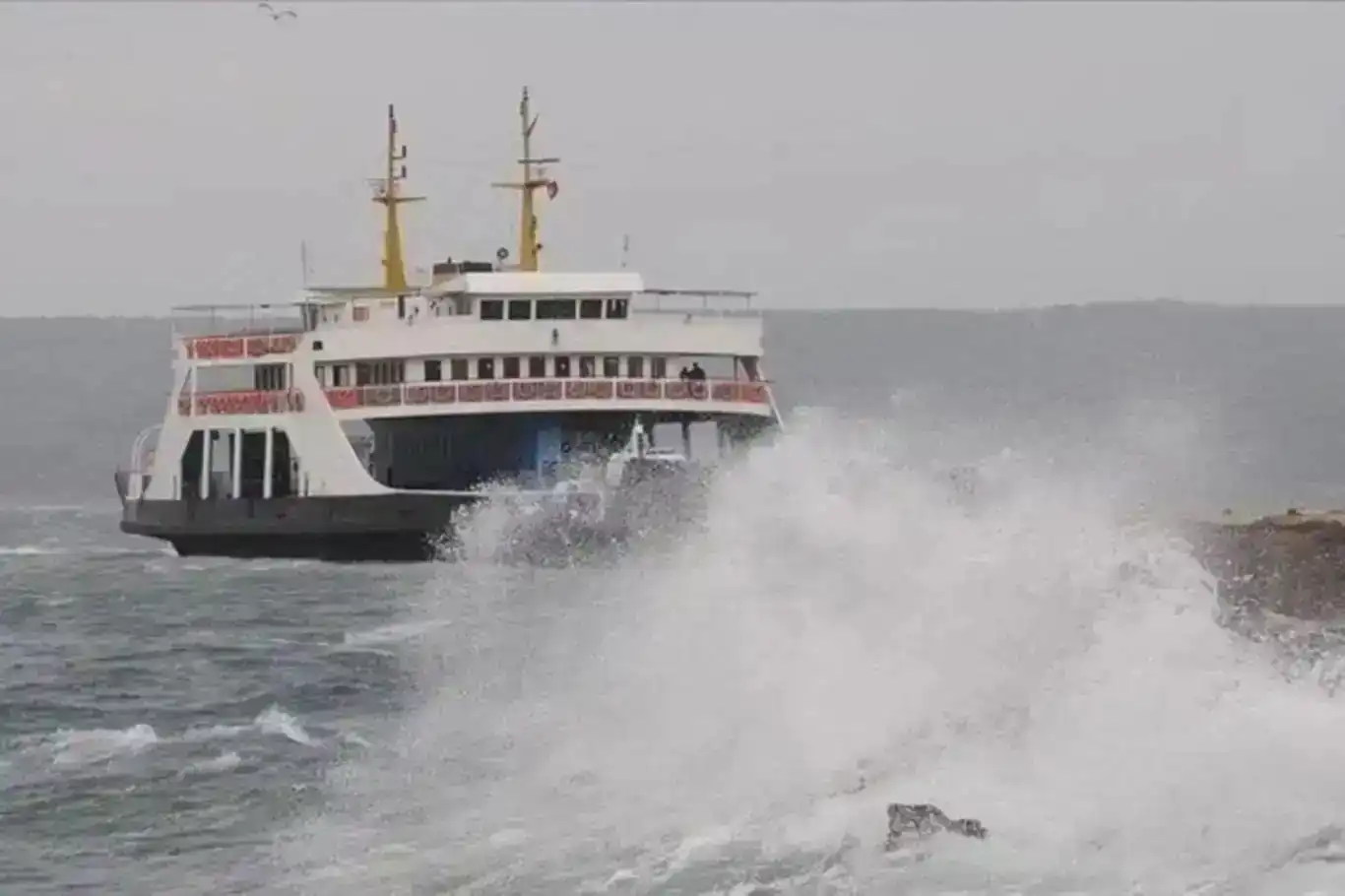 Gökçeada ve Bozcaada feribot seferlerine fırtına engeli