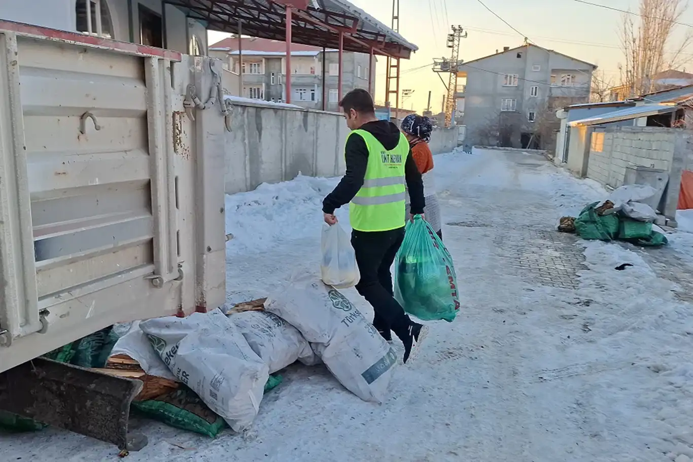 Umut Kervanı Van’da ihtiyaç sahibi ailelere odun ve kömür yardımı yaptı