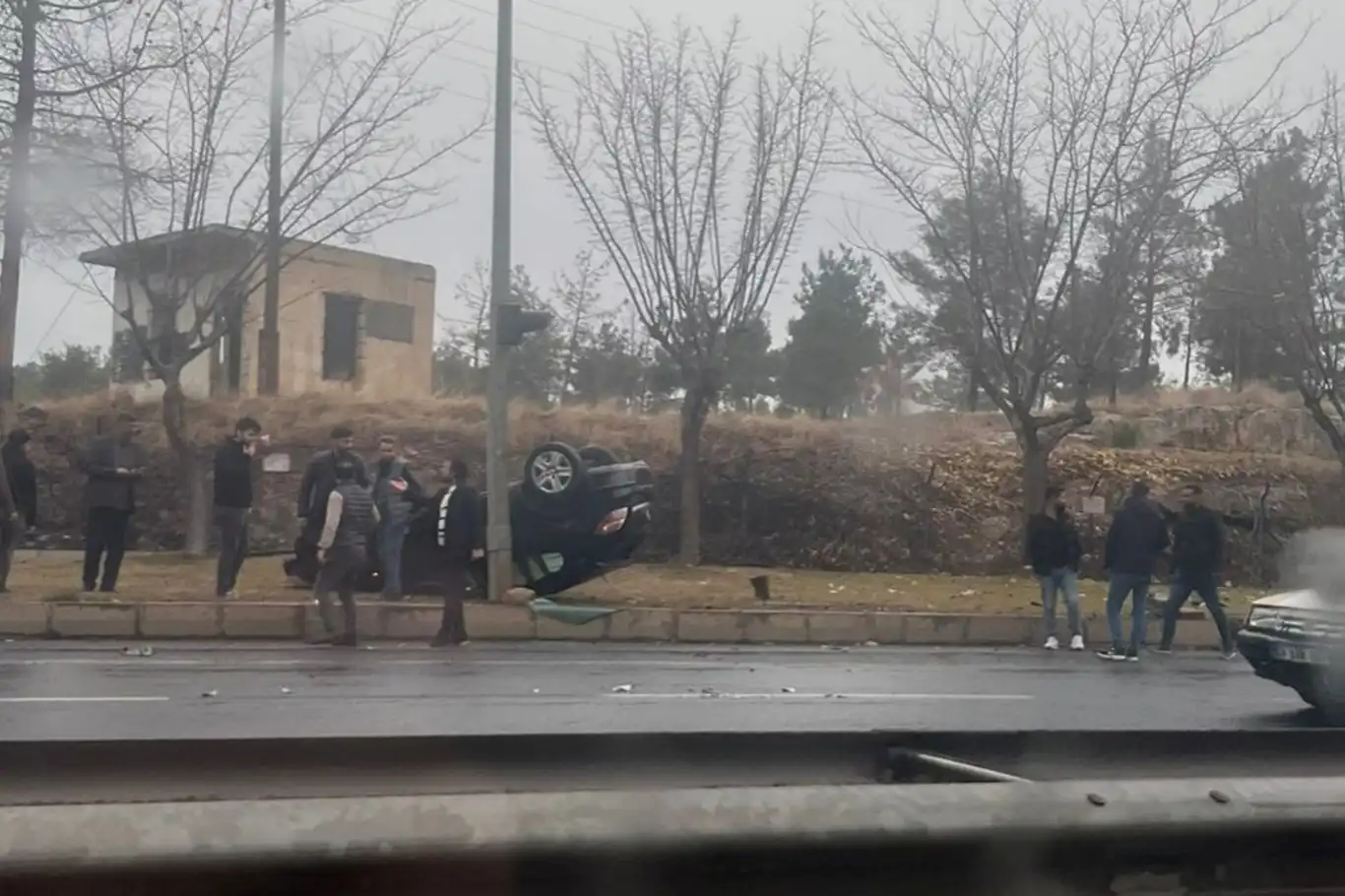 Şanlıurfa’da kayganlaşan yol kazaya sebep oldu Şanlıurfa’da kayganlaşan yol kazaya sebep oldu