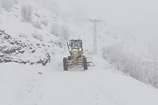 Şırnak'ta kar nedeniyle kapanan okul yolları tekrar açıldı