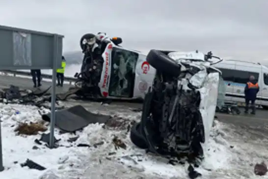 Ambûlans û qamyonet li hev qelibîn: 7 birîndar