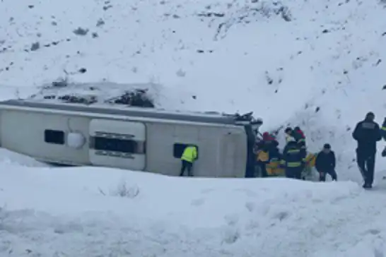 Erzincan'da yolcu otobüsü şarampole devrildi: Yaralılar var