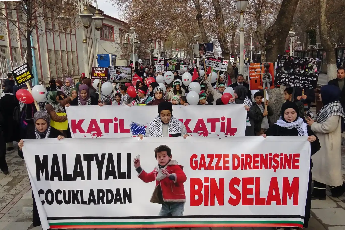 Malatya'da binlerce kişi "Dünya Şehit Çocuklar Günü" için yürüdü