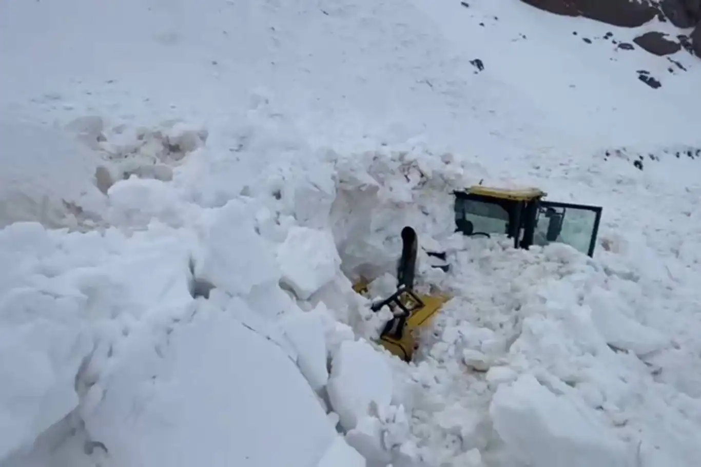 Şırnak’ta yol açan kepçenin üzerine çığ düştü: 1 yaralı Şırnak’ta yol açan kepçenin üzerine çığ düştü: 1 yaralı