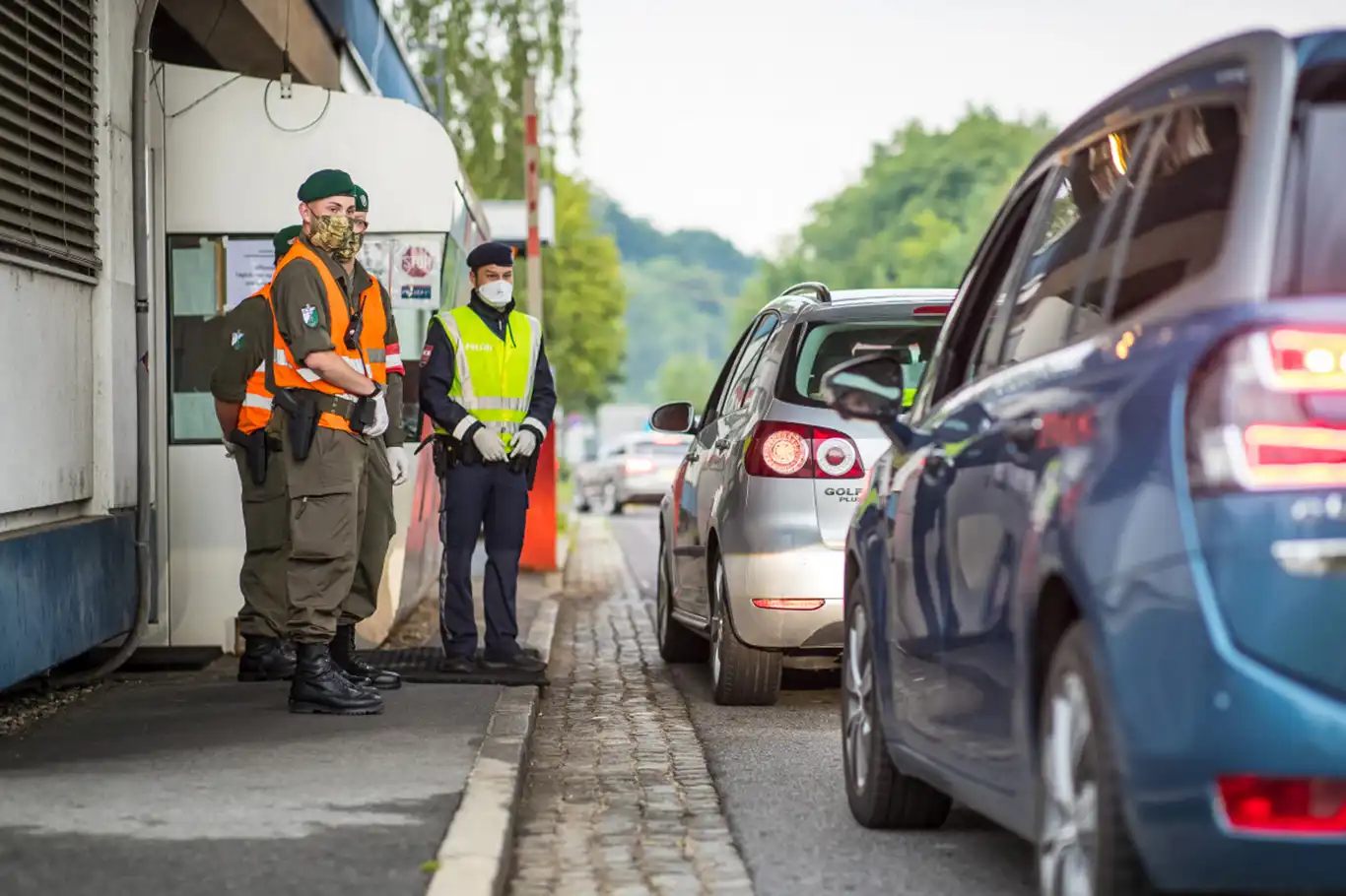 Romania to abolish border controls with Hungary and Bulgaria from January 1