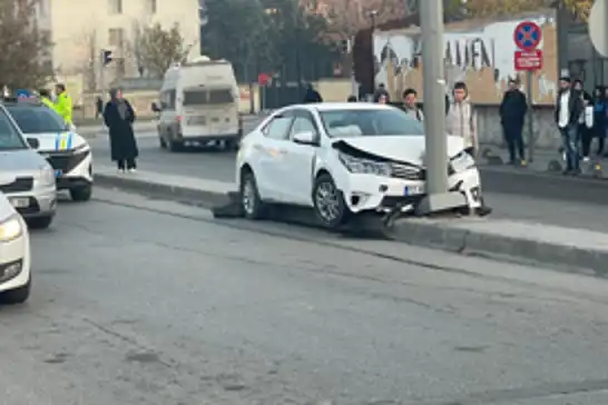 Kontrolden çıkan otomobil elektrik direğine çarptı