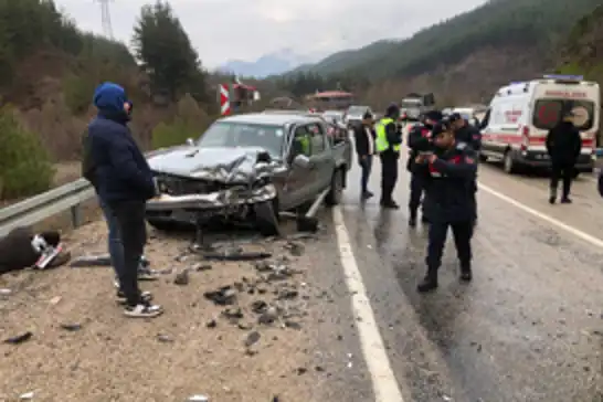 Adana'da otomobil ile kamyonet çarpıştı: Biri ağır 4 yaralı