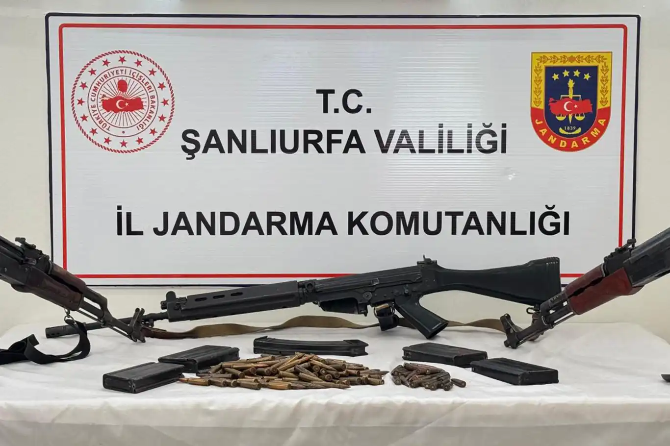Şanlıurfa'da silah kaçakçılığı operasyonu: 3 gözaltı Şanlıurfa'da silah kaçakçılığı operasyonu: 3 gözaltı