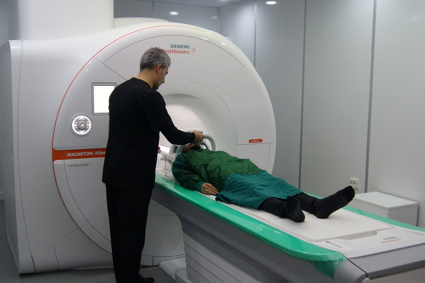 Turgut Özal Tıp Merkezi'nde yapay zeka destekli MR cihazı hizmete girdi