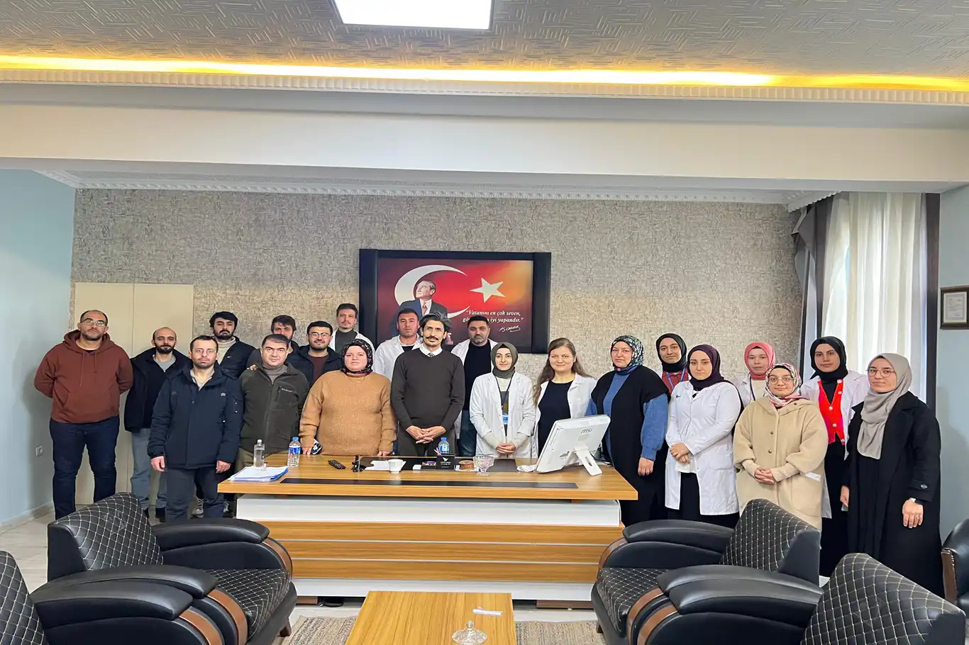 Patnos'ta fen lisesinde yaşananlara tepki gösteren öğretmenler okul müdürüne sahip çıktı Patnos'ta fen lisesinde yaşananlara tepki gösteren öğretmenler okul müdürüne sahip çıktı