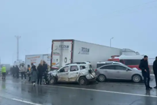 Bitlis'te 15 aracın karıştığı zincirleme kaza: 20 yaralı