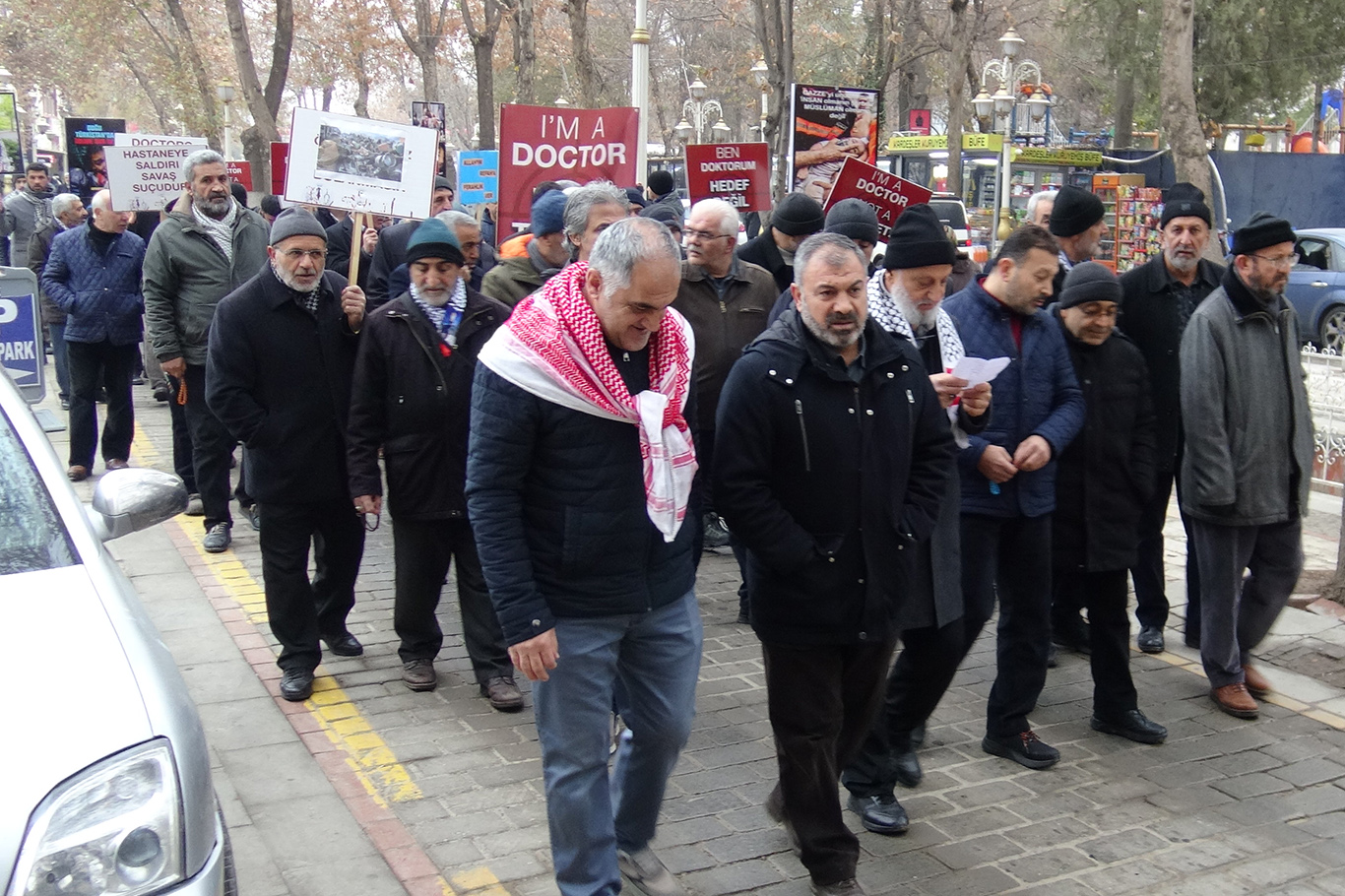 Hekimler ve sağlık çalışanları 56 haftadır Gazze'de yaşanan soykırıma karşı yürüyor