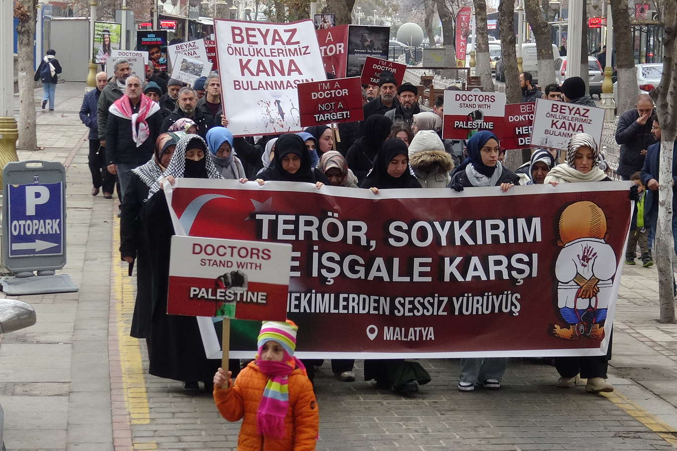 Hekimler ve sağlık çalışanları 56 haftadır Gazze'de yaşanan soykırıma karşı yürüyor