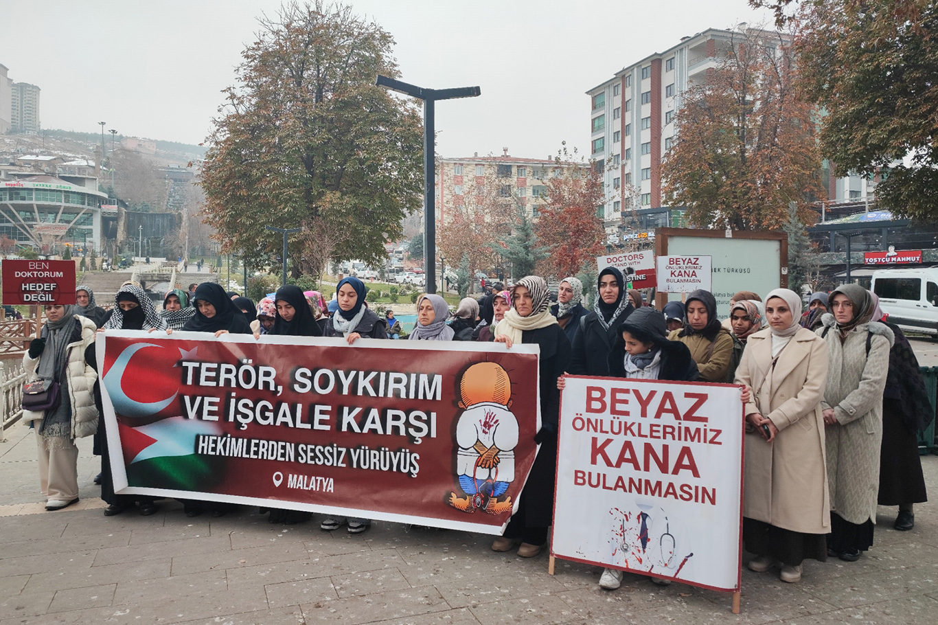 Hekimler ve sağlık çalışanları 56 haftadır Gazze'de yaşanan soykırıma karşı yürüyor