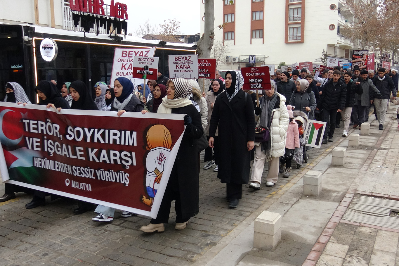 Hekimler ve sağlık çalışanları 56 haftadır Gazze'de yaşanan soykırıma karşı yürüyor