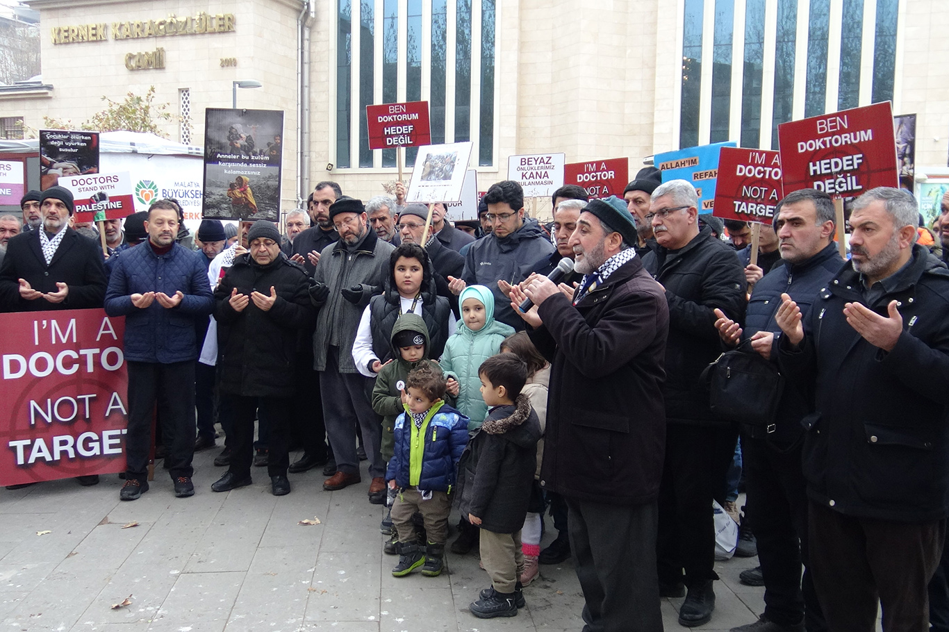 Hekimler ve sağlık çalışanları 56 haftadır Gazze'de yaşanan soykırıma karşı yürüyor