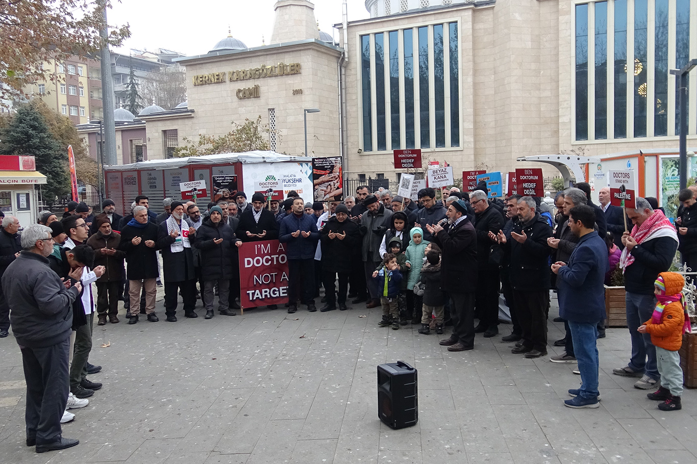 Hekimler ve sağlık çalışanları 56 haftadır Gazze'de yaşanan soykırıma karşı yürüyor