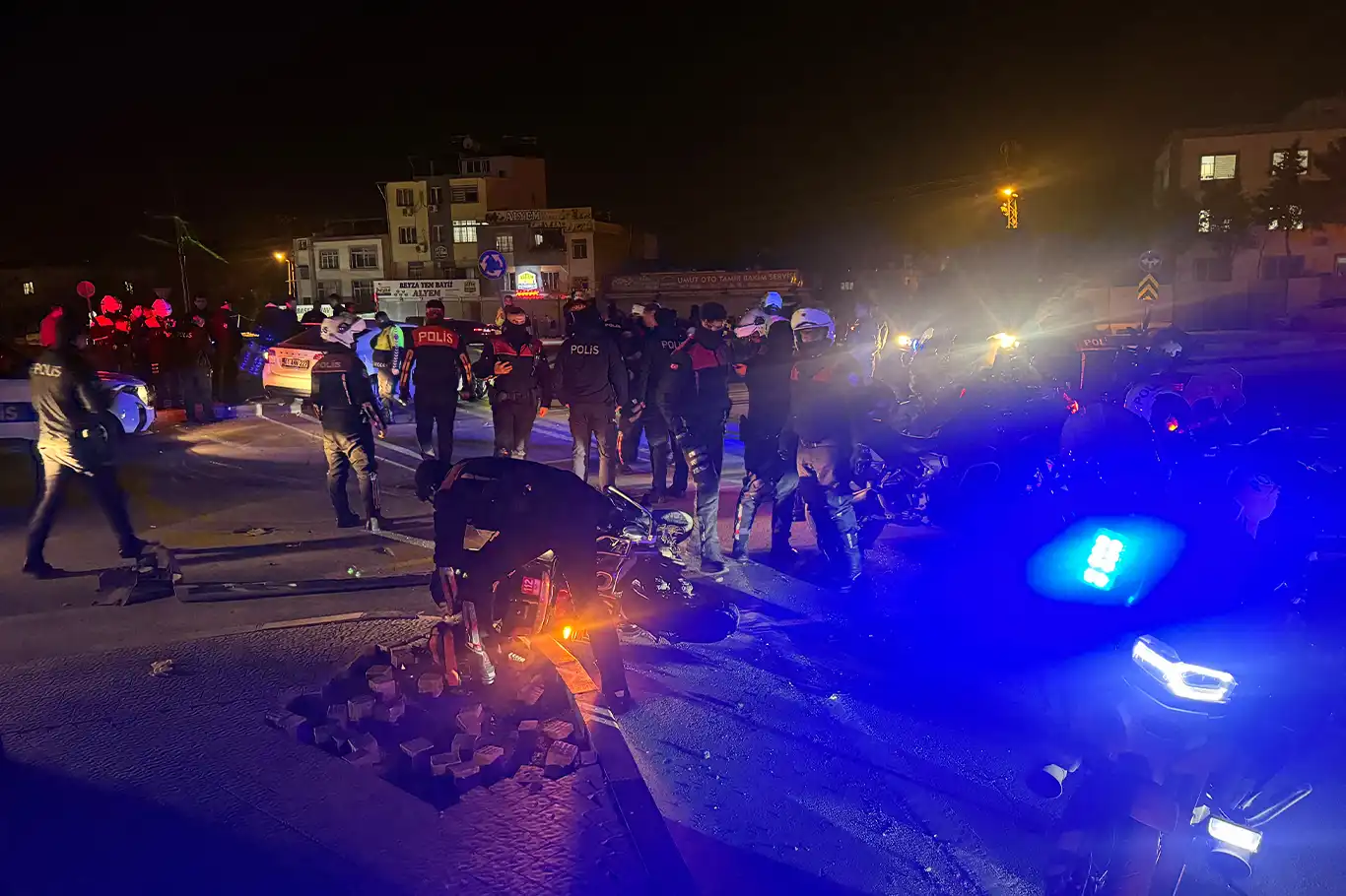 Otomobili takip eden yunus ekiplerinin aracı devrildi: İki polis yaralı Otomobili takip eden yunus ekiplerinin aracı devrildi: İki polis yaralı