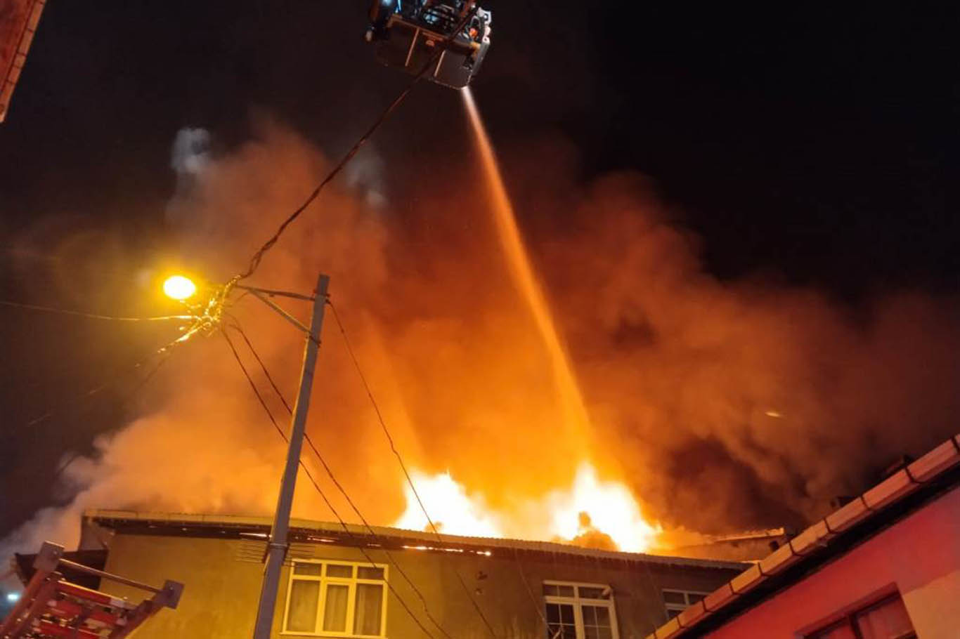 İstanbul'da çatıda çıkan yangın bitişikteki binaya sıçradı