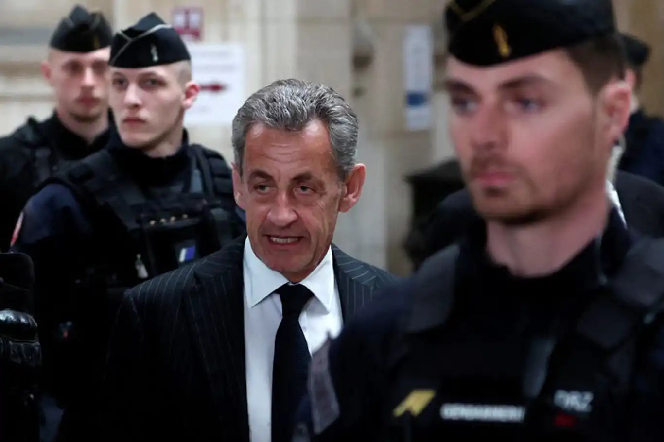 Sarkozy'e 1 yıl hapis cezası