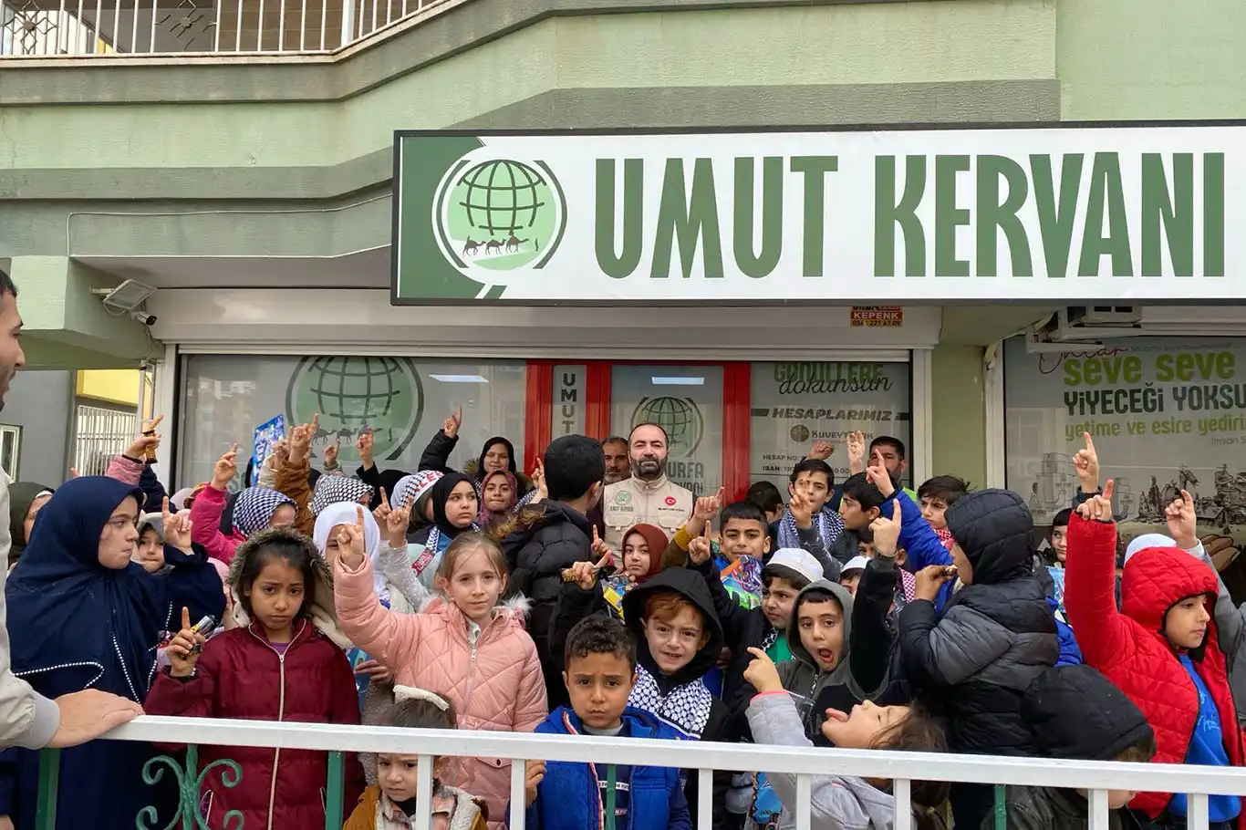 Şanlıurfalı çocuklar kumbaralarında biriktirdiklerini Gazze için bağışladı