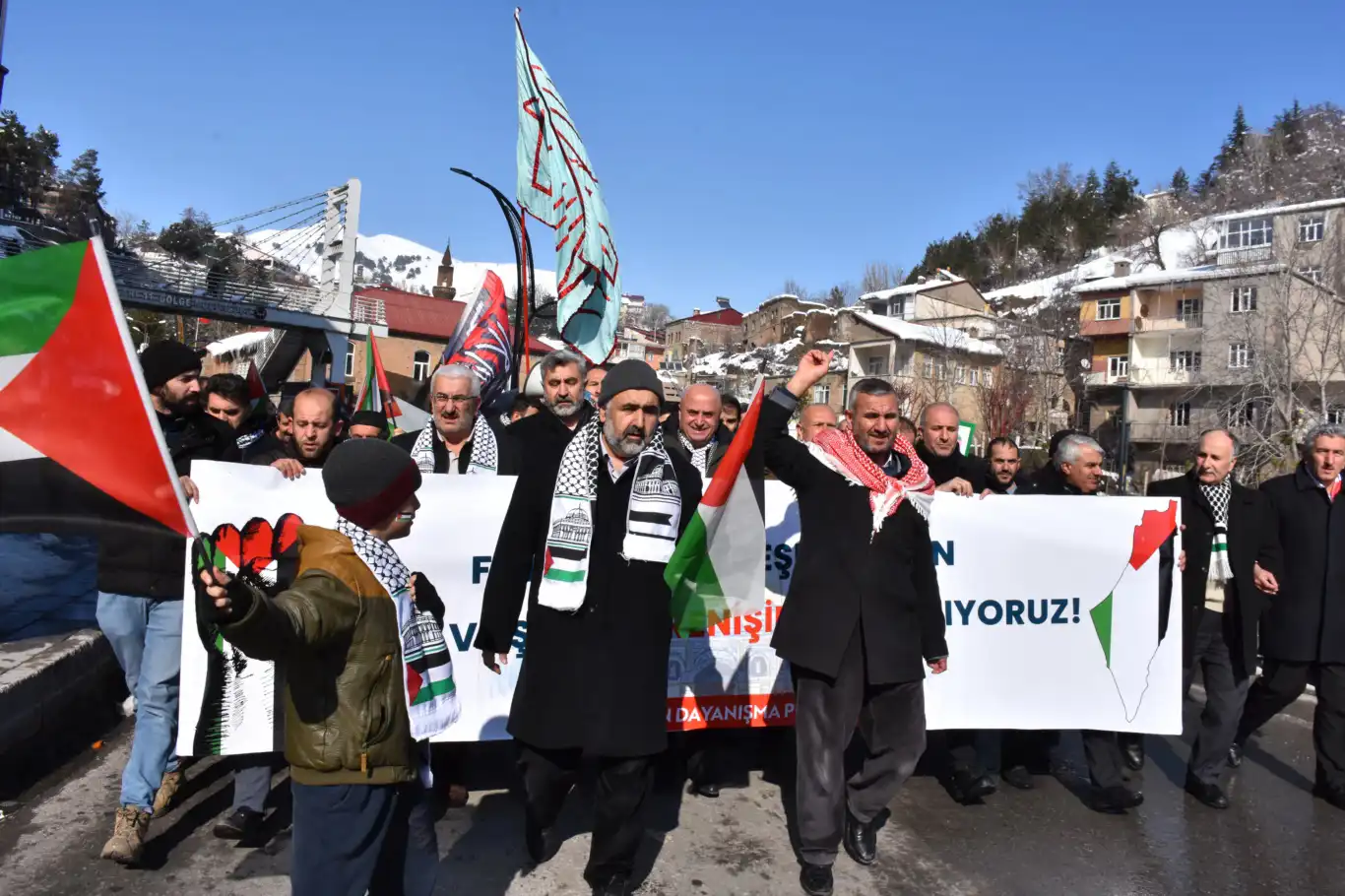 Bitlis'te yüzlerce insan Gazze direnişine destek için yürüdü
