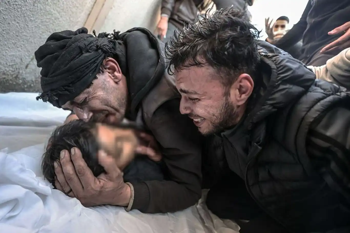 Siyonist rejim kadın ve çocukları vurdu: 19 şehid